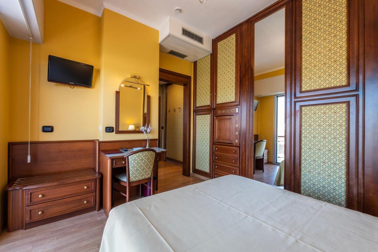 Hotel Bellevue Et Mediterranee Diano Marina Exterior photo