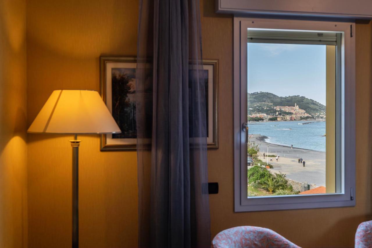 Hotel Bellevue Et Mediterranee Diano Marina Exterior photo