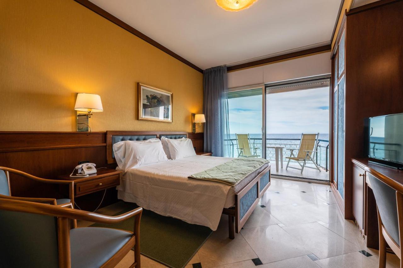 Hotel Bellevue Et Mediterranee Diano Marina Exterior photo