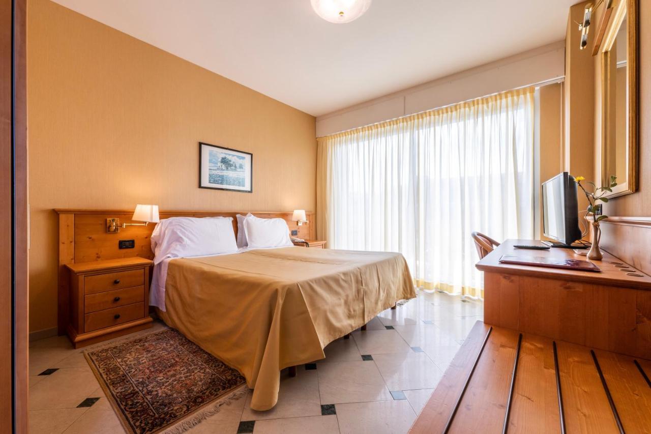 Hotel Bellevue Et Mediterranee Diano Marina Exterior photo