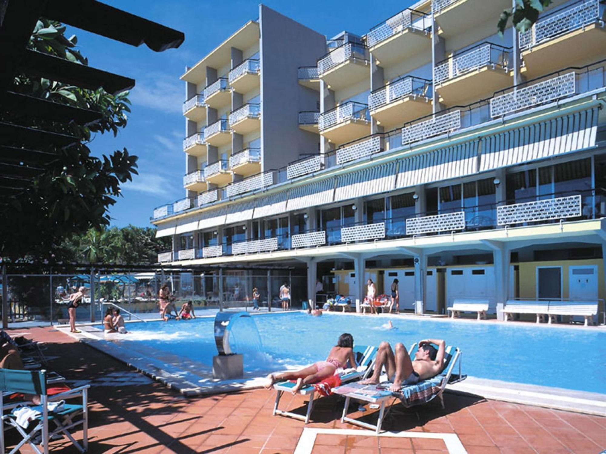 Hotel Bellevue Et Mediterranee Diano Marina Exterior photo