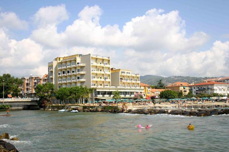 Hotel Bellevue Et Mediterranee Diano Marina Exterior photo