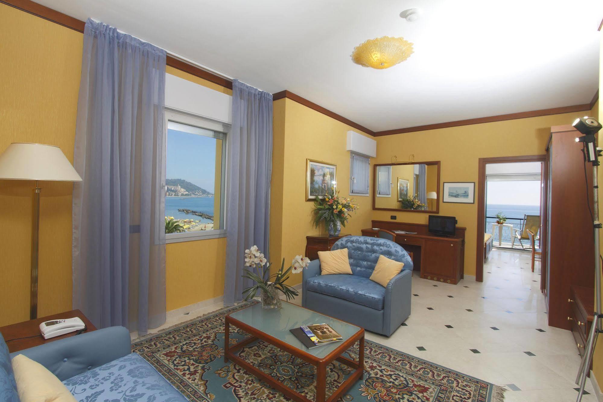 Hotel Bellevue Et Mediterranee Diano Marina Exterior photo