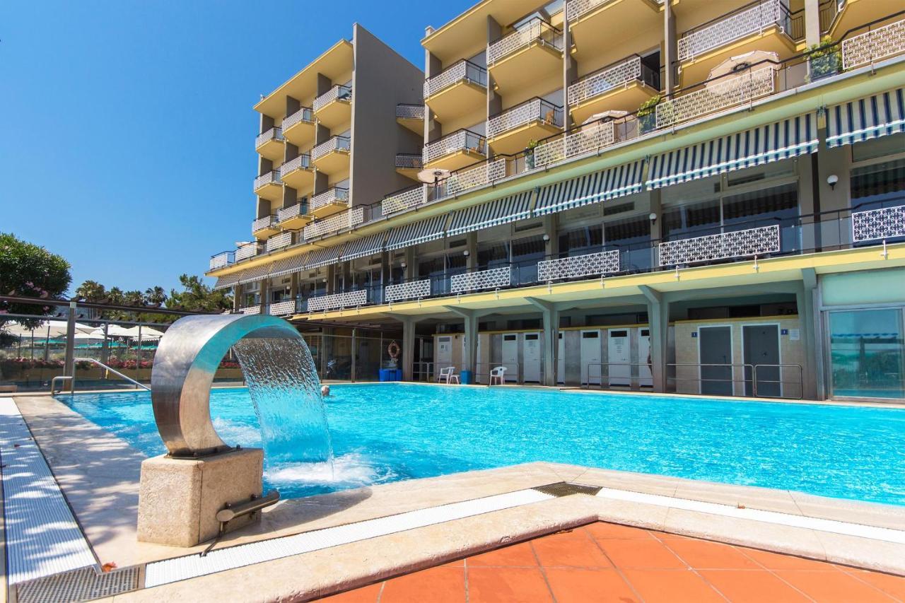 Hotel Bellevue Et Mediterranee Diano Marina Exterior photo
